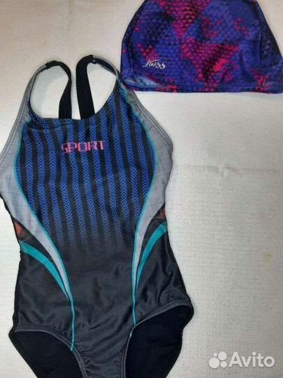 Два купальника, шапочка, халат