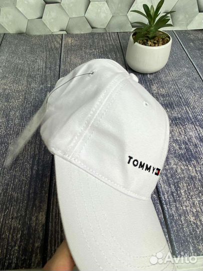 Белая бейсболка Tommy Hilfiger