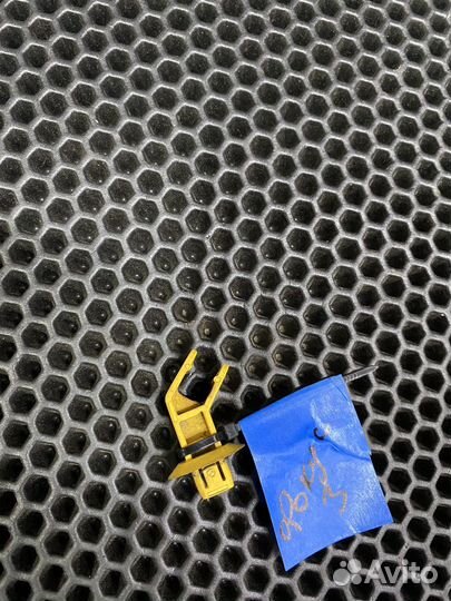 Кронштейн / Крепления упора капота Ford focus 3