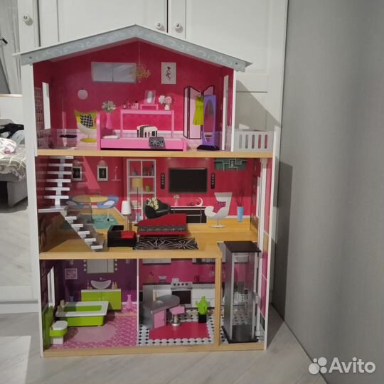 Большой кукольный домик с мебелью