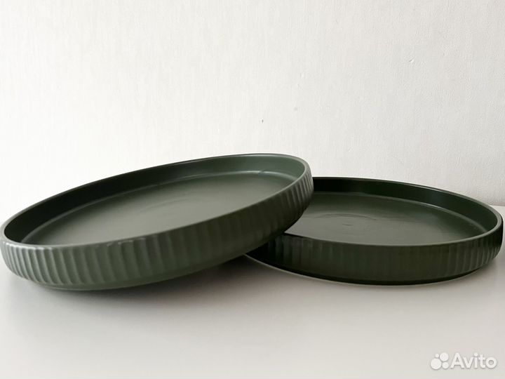 Набор посуды: тарелки и салатники