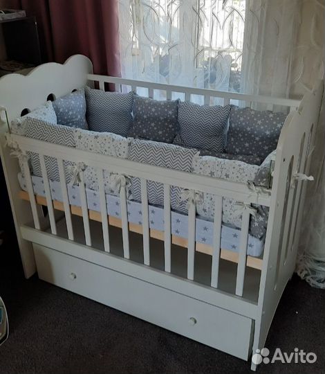 Детская кроватка с маятником и ящиком