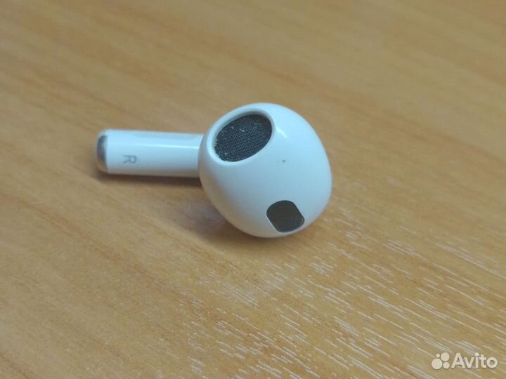Правый наушник AirPods 3