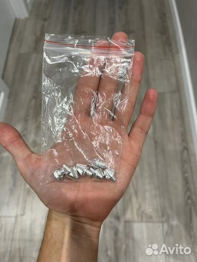 Железные шипы адидас для футбольных бутс и ключ