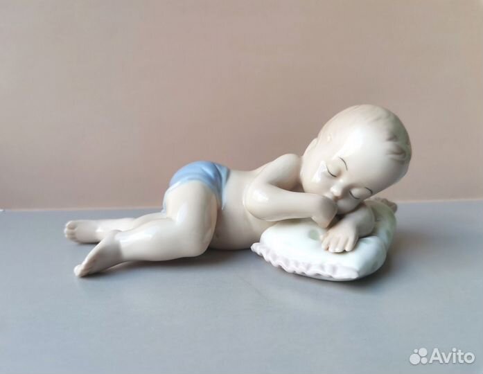 Фарфоровая статуэтка Спящий мальчик