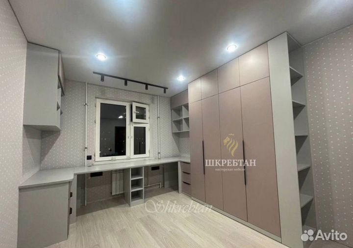 Шкаф белый, темный