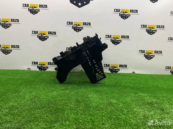 Кронштейн (крепление) Audi A4 B5 8D858005M