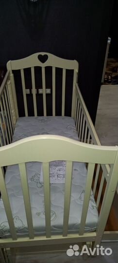 Детская кроватка с универсальным маятником