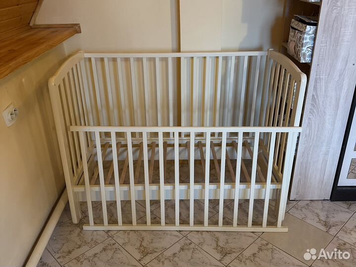 Детская кроватка с продольным маятником