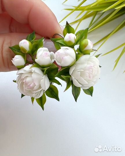 Серьги с белыми пионами ручная работа