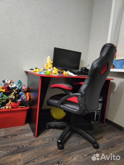 Стол стул компьютерный и компьютер