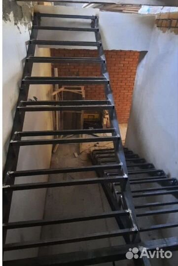 Лестница на металлическом каркасе. Изготовление