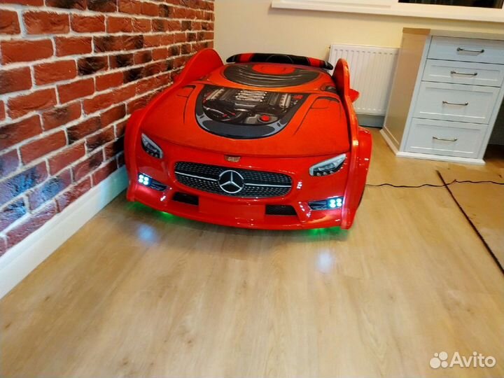 Детская кровать машинка с матрасом и колесами