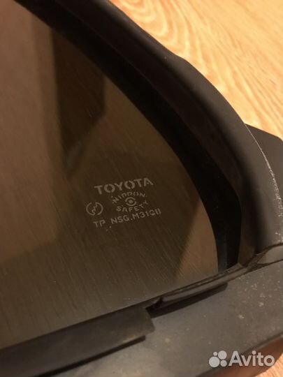Стекло задней правой форточки-уголка Toyota Vitz