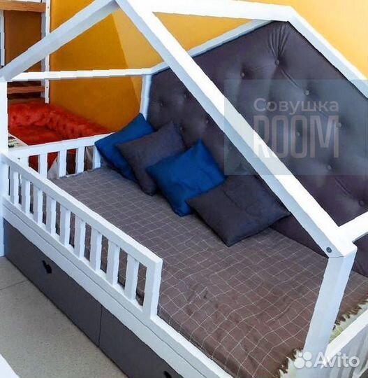 Детская кровать домик из настоящего дерева