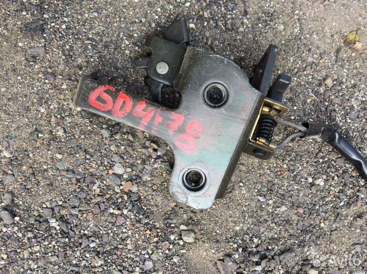 Петля замка багажника