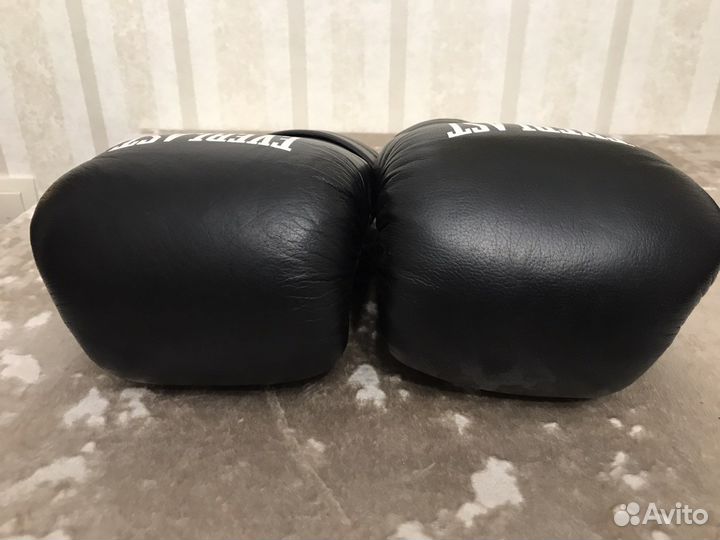 Боксерские перчатки Everlast 10 унций