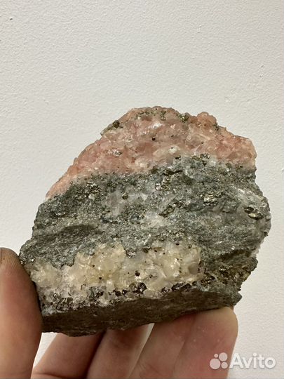 Кристаллы пирита в кальците