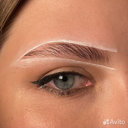 Модель на брови