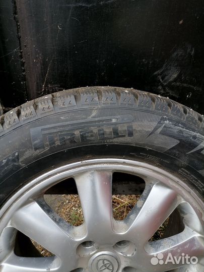 Pirelli Ice Zero 215/60 R16