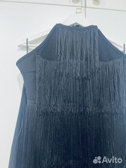 Платье женскоес открытыми плечами и бахромой