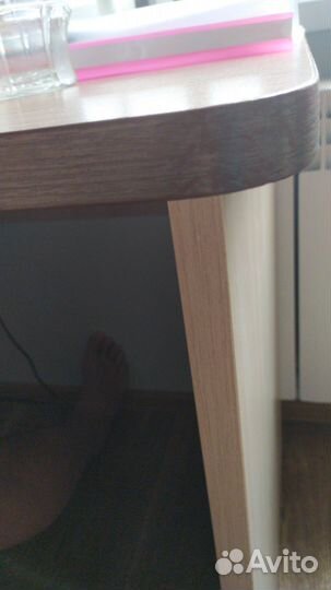 Стол угловой с полкой