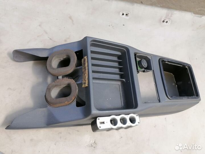 Консоль центральная с прикуриват. Renault 19 1998