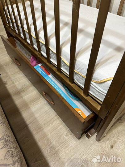 Детская кроватка с маятником