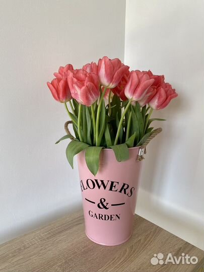 Цветные металлические вазоны-кашпо для цветов