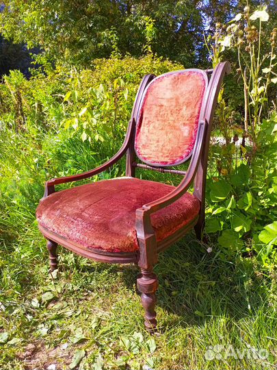 Старинное антикварное кресло