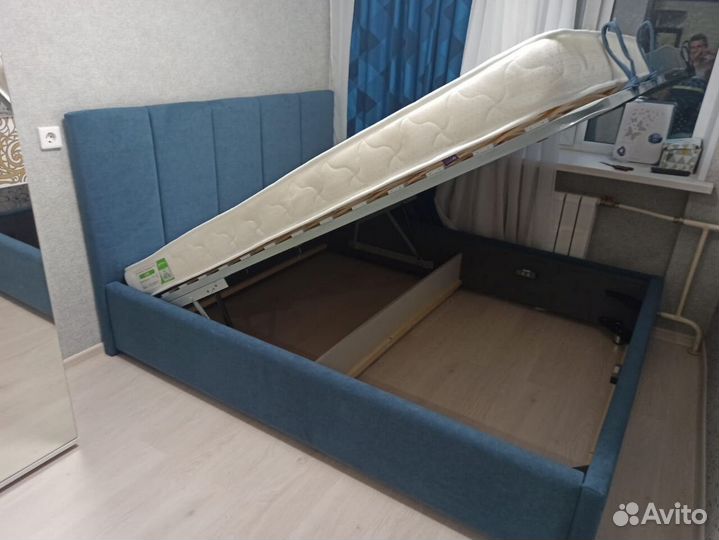 Кровать двухспальная с подьемным механизмом