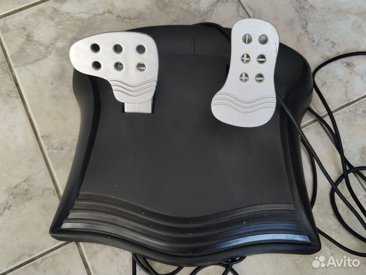 Игровой руль с педалями genius