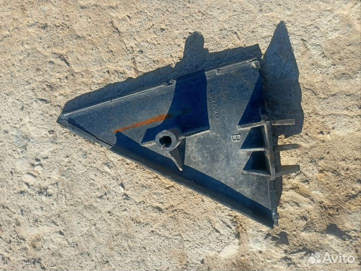 Уголок задней левой двери Volvo S40