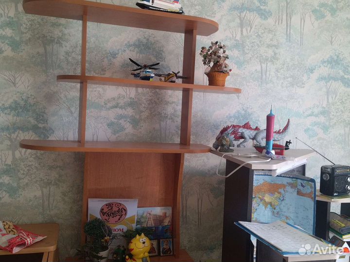 Полка под телевизор с полочками вверху и внизу