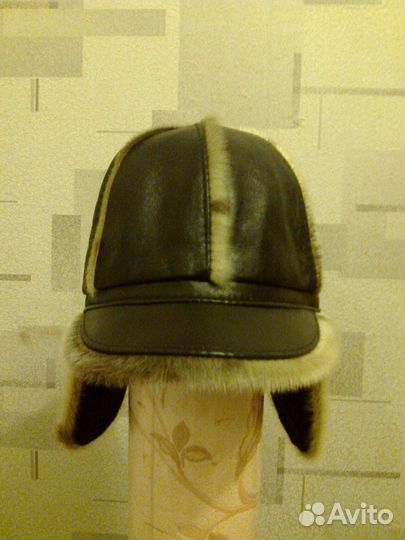Шапка из натуральной кожи с отделкой из нерпы