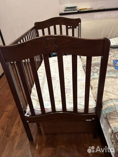 Детская кроватка с маятником и ящиком