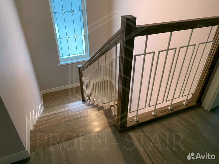Лестница с ограждением из стальных балясин