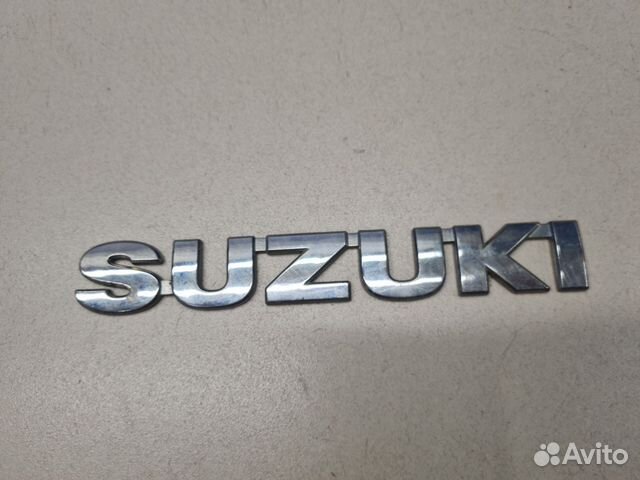 Suzuki 7781154gb00pg эмблема.