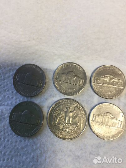 Монеты долларов разные, год виден на фото