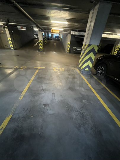 Машиноместо, > 30 м²