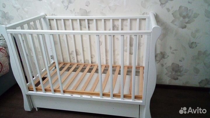 Детская кроватка с маятником и ящиком