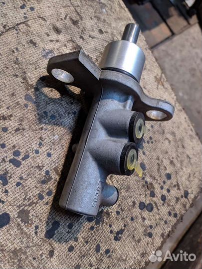 Главный тормозной цилиндр audi A4B50