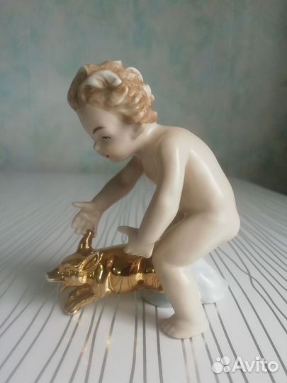 Статуэтка фарфор Путти с поросенком Германия