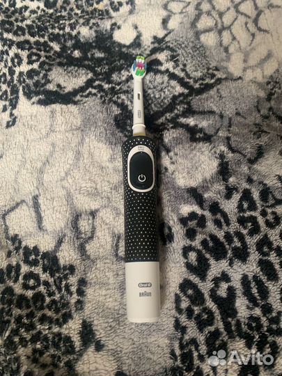 Электрическая зубная щетка oral b