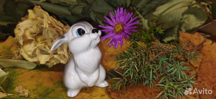 Фарфоровые статуэтки зайчик, зайченок
