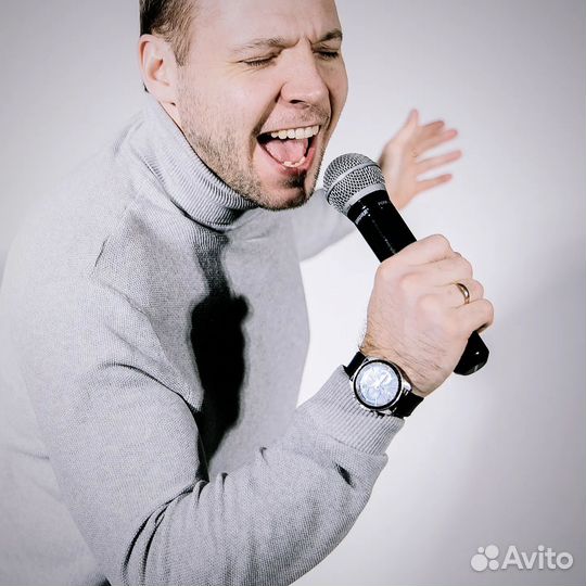 Ведущий мероприятий и диджей с оборудованием