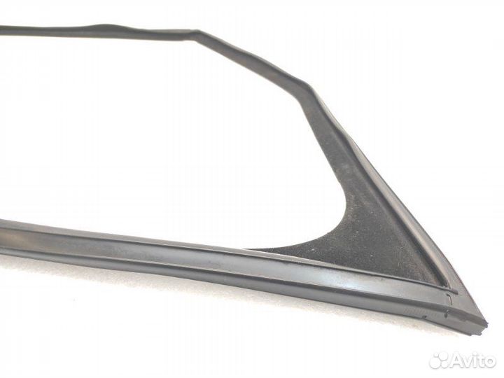 Уплотнитель стекла двери передний левый Land Rover