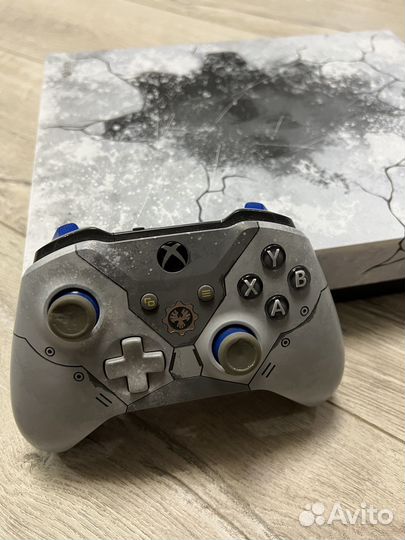 Xbox one x (в элитной раскраске Gears 5)
