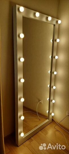 Гримерное зеркало с лампами