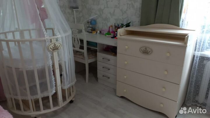 Кроватка детская с маятником и колесами